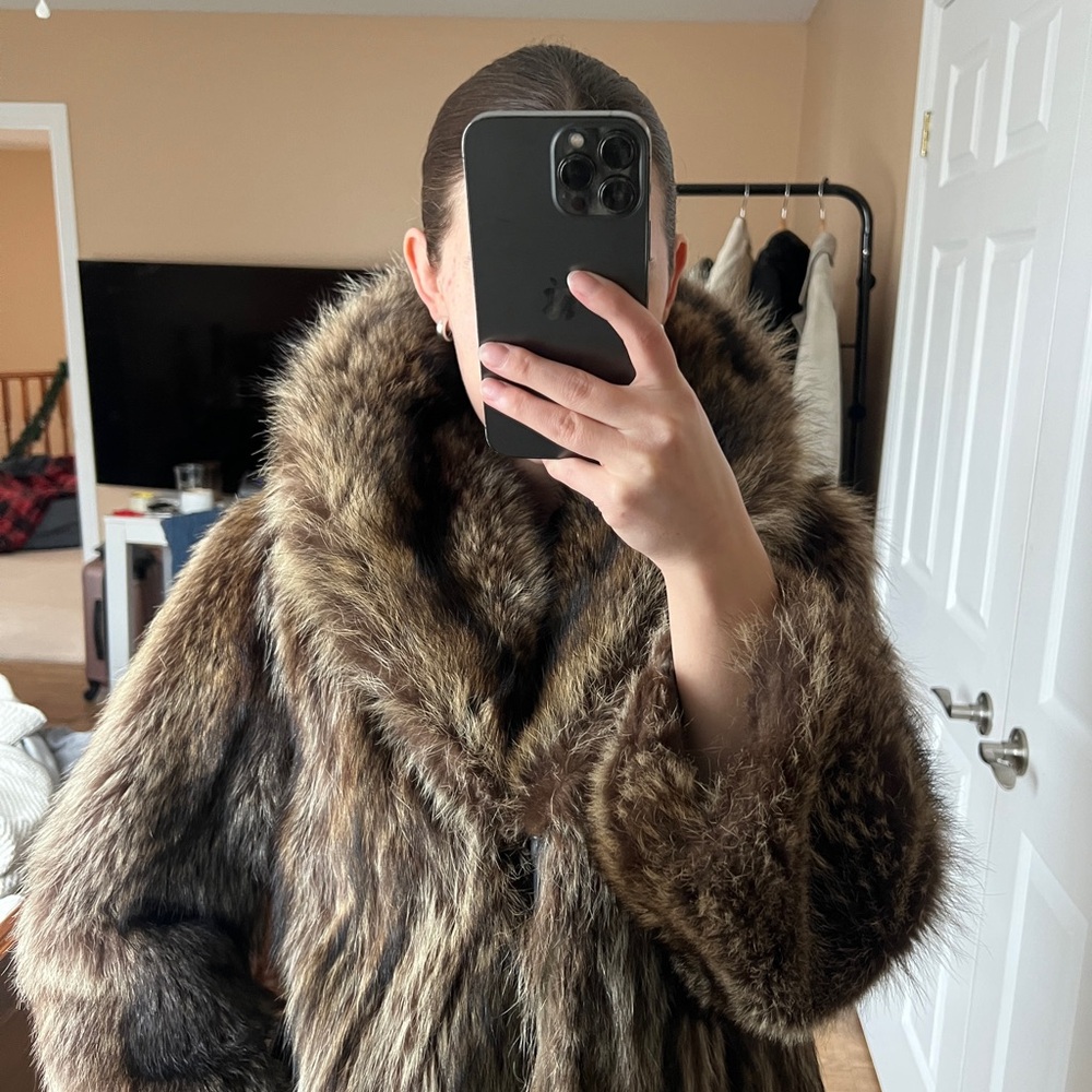SOLD Raccoon fur jacket with exaggerated collar - Picture 6 of 7